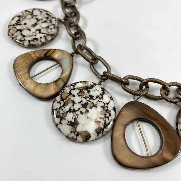 Stunning Unsigned Gold Tone Twist Chain Mother Of Pearl Pendants Necklace - Picture 2 of 9